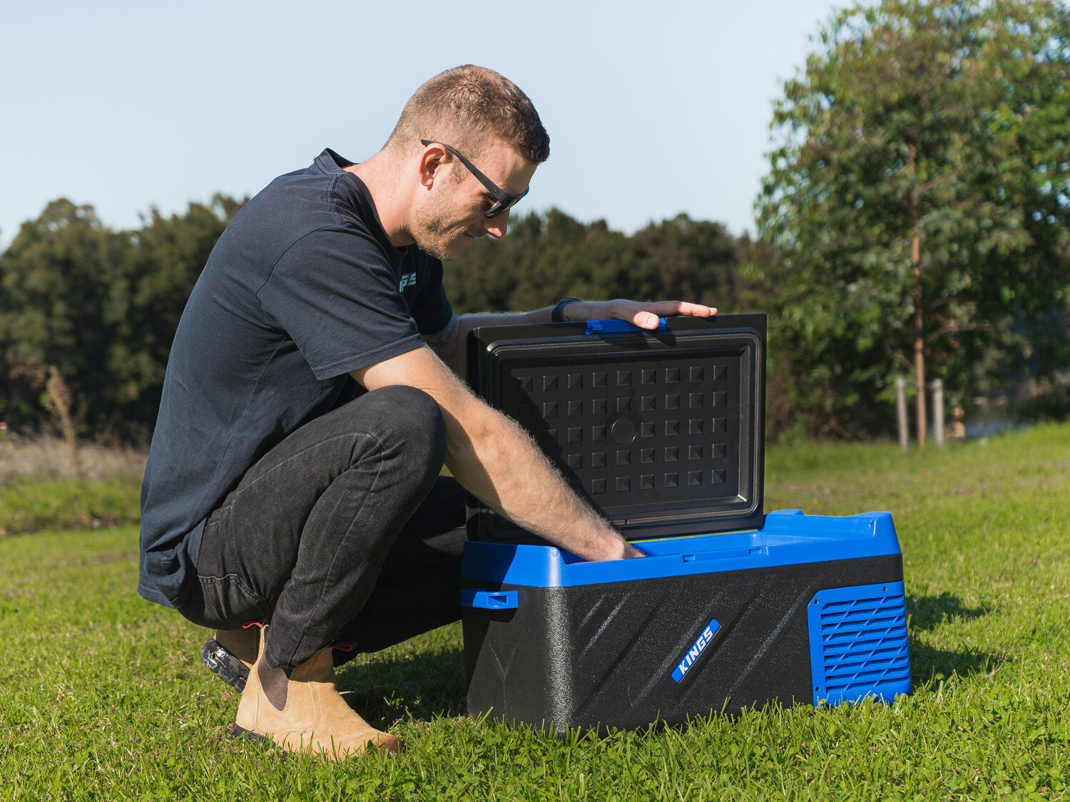 Kings Escape 20 Portable Camping Fridge / Freezer 12V & 24V Fits 30 Cans